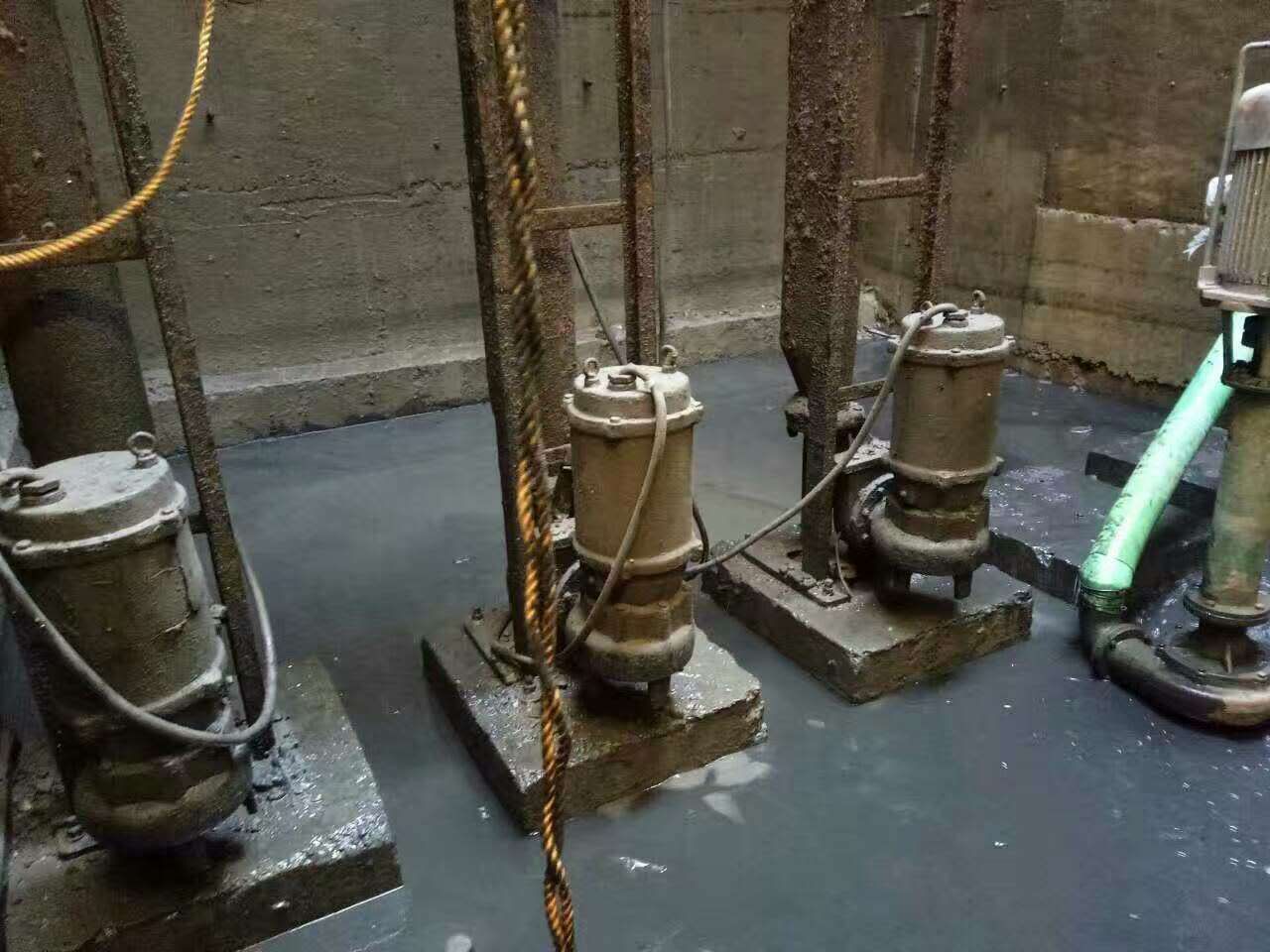 园林办事处污水池清理