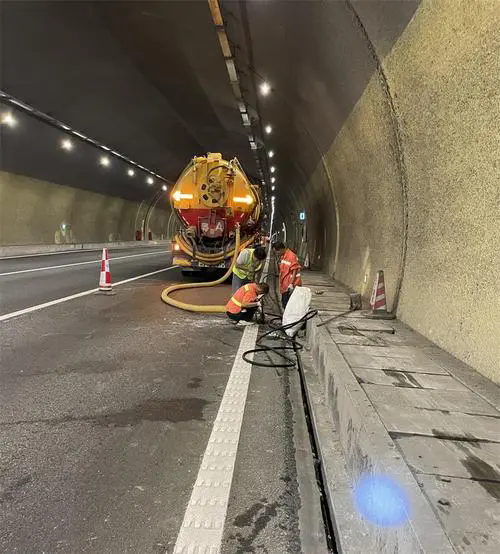 园林办事处隧道排水渠清淤